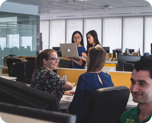 Personnes travaillant ensemble sur l'investissement